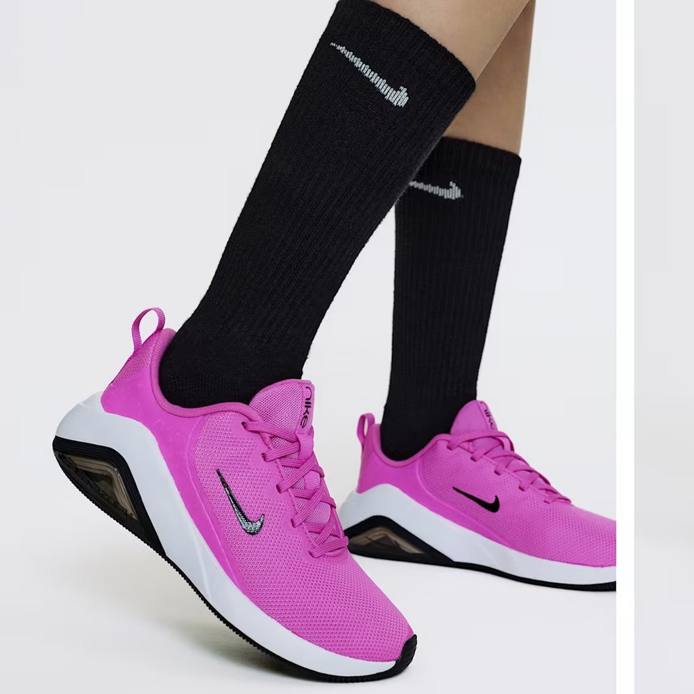🆕 Nike pink white and black Sports Sneakers